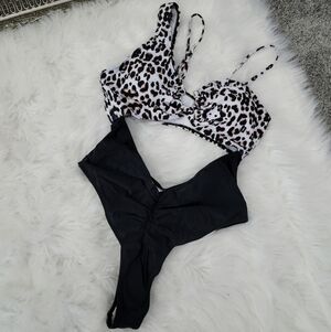 Qinsen tummy control one piece swimsuit. Animal Print and black. Size XL…